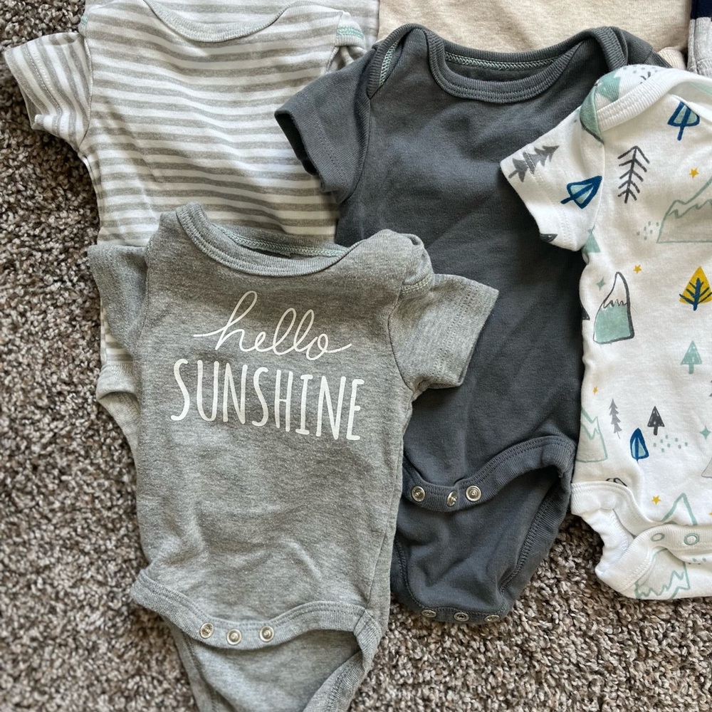 14 lightly worn and most never worn onesies, newborn, various brands. - Picture 7 of 9
